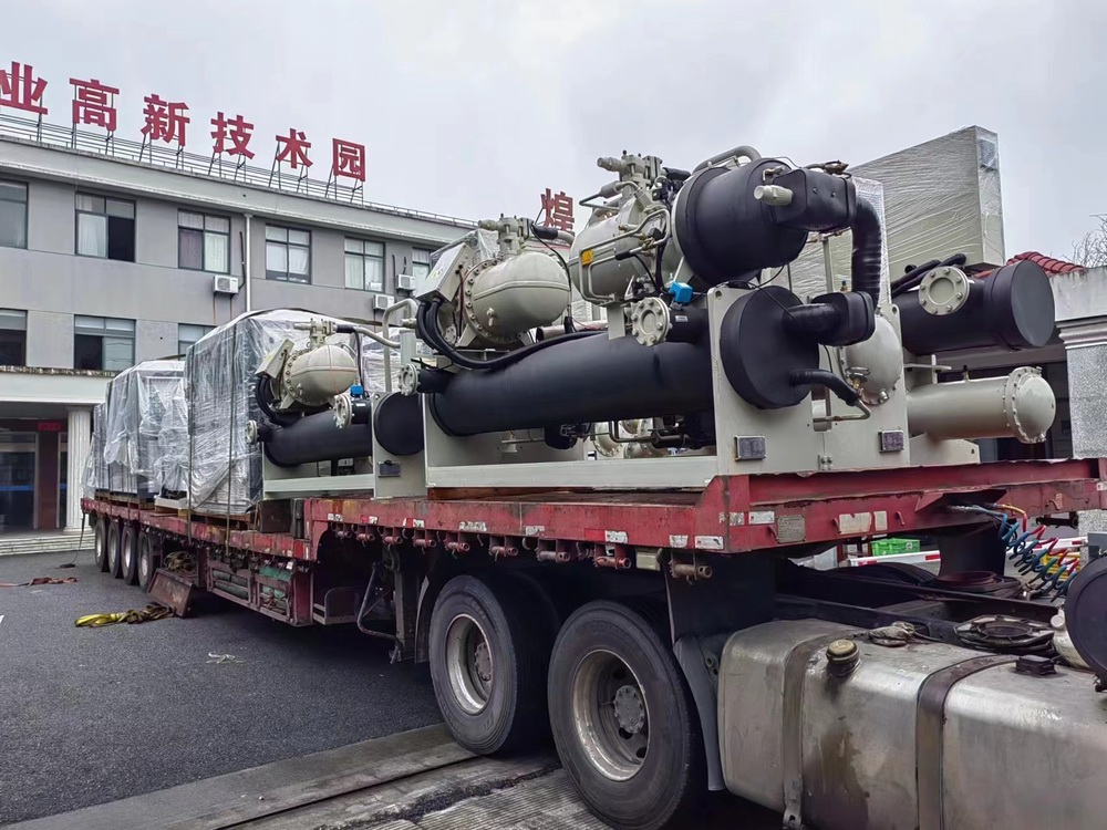 高效水冷螺杆机组出货照片